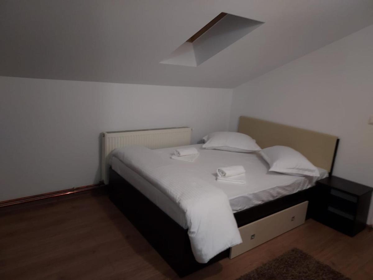 Hotel Complex Zeus à Leresti Extérieur photo