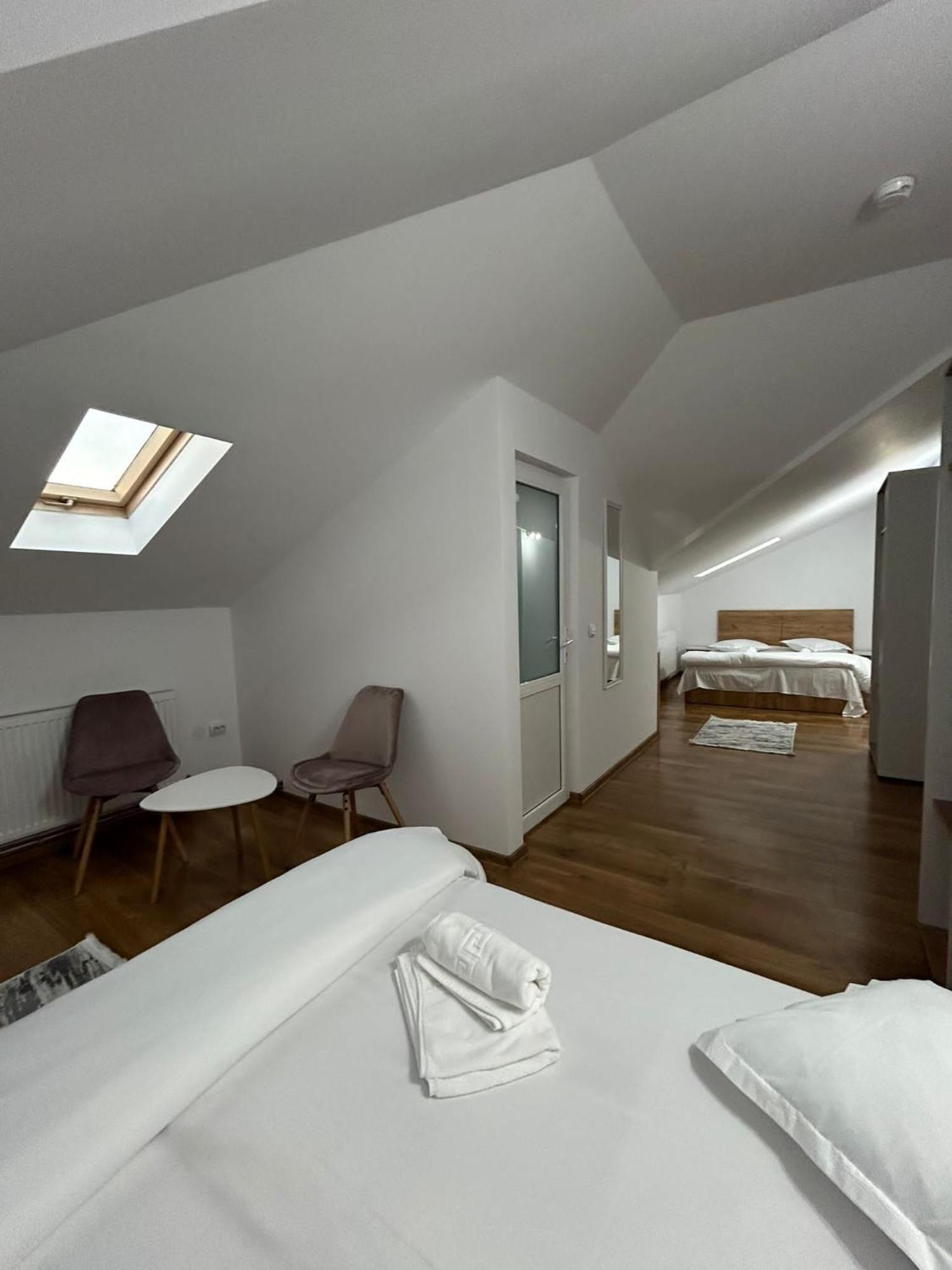 Hotel Complex Zeus à Leresti Chambre photo