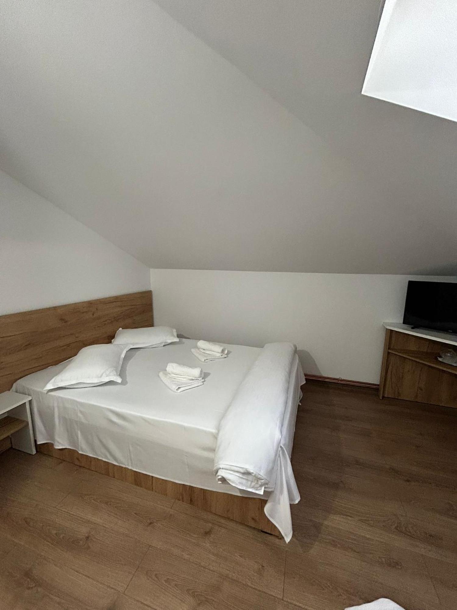 Hotel Complex Zeus à Leresti Chambre photo
