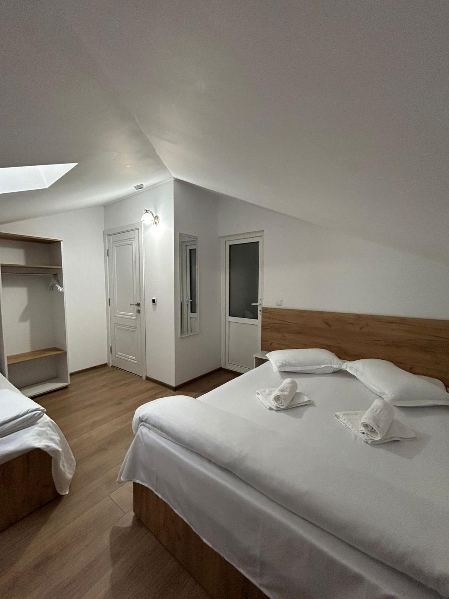 Hotel Complex Zeus à Leresti Chambre photo
