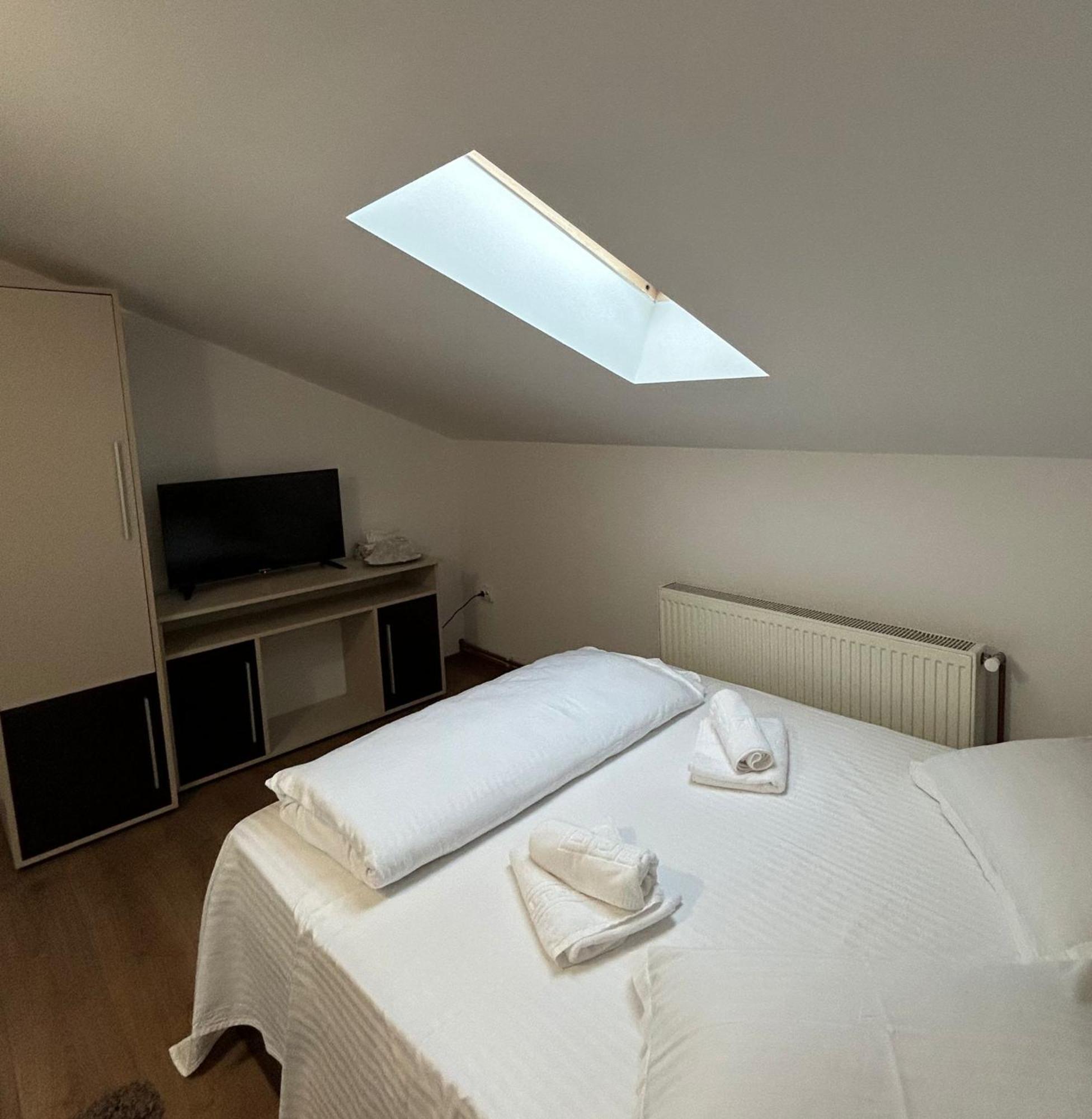 Hotel Complex Zeus à Leresti Chambre photo