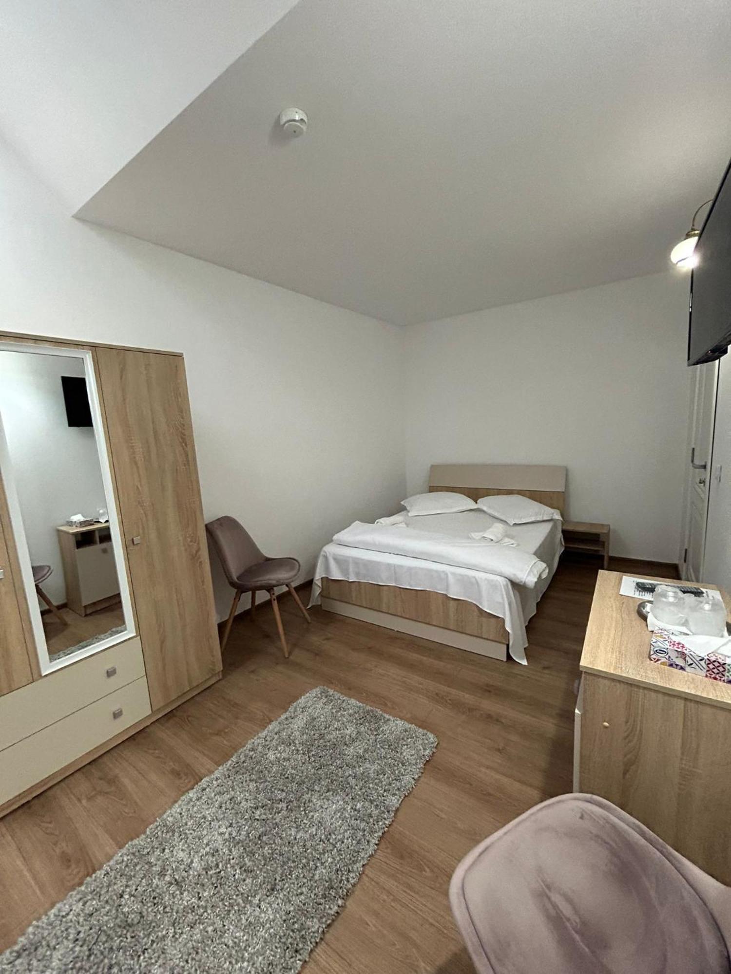 Hotel Complex Zeus à Leresti Extérieur photo