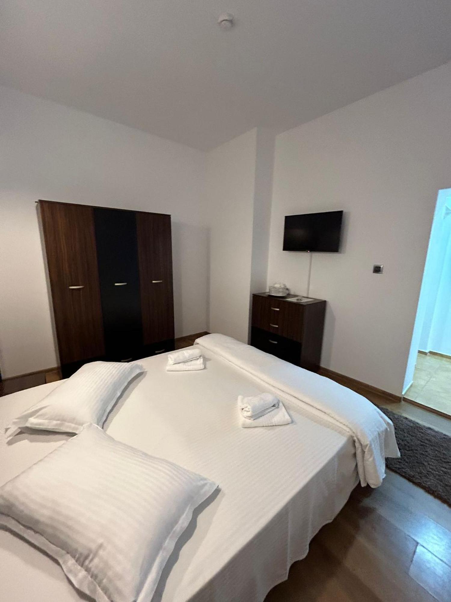 Hotel Complex Zeus à Leresti Chambre photo