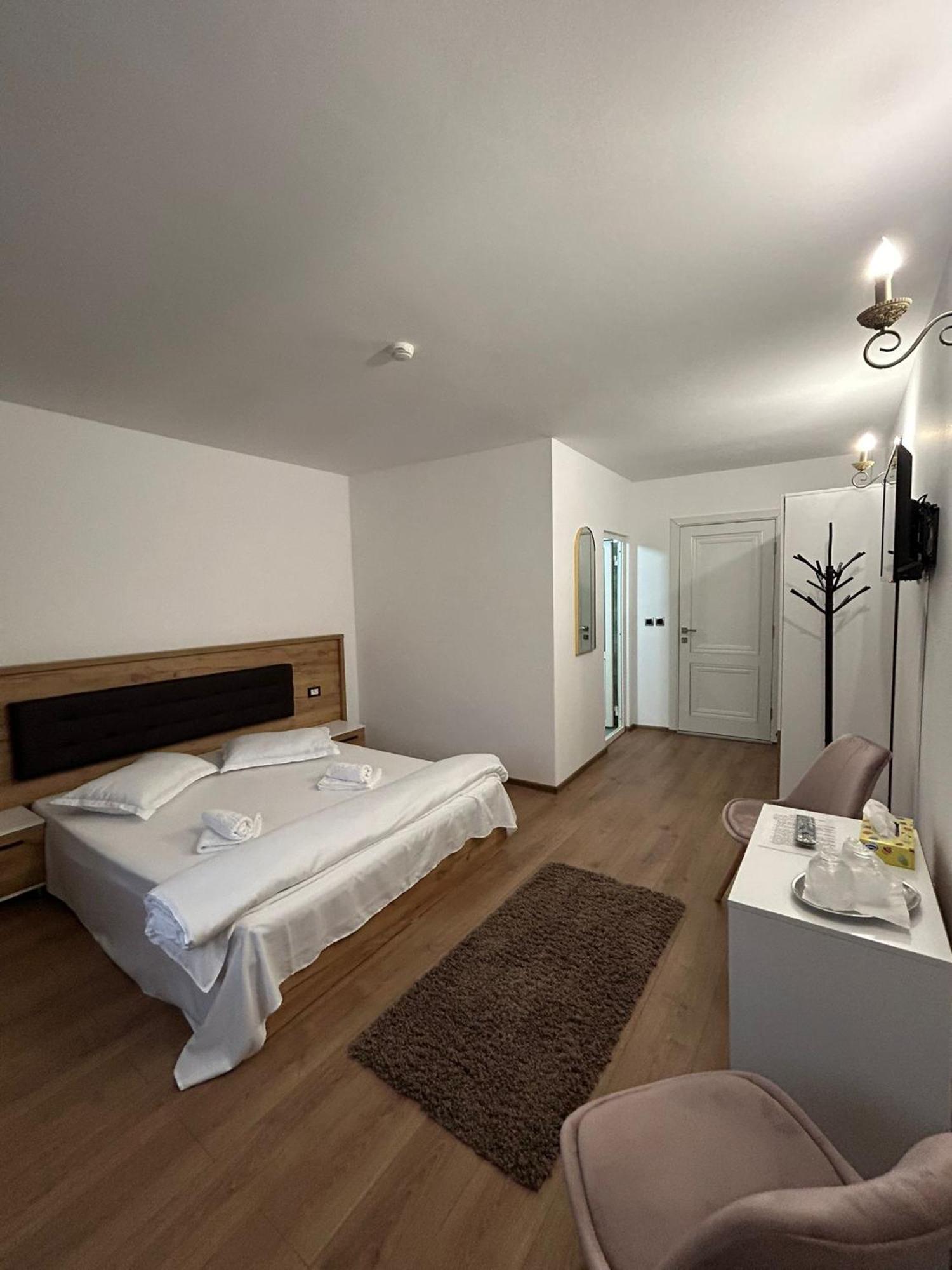 Hotel Complex Zeus à Leresti Extérieur photo