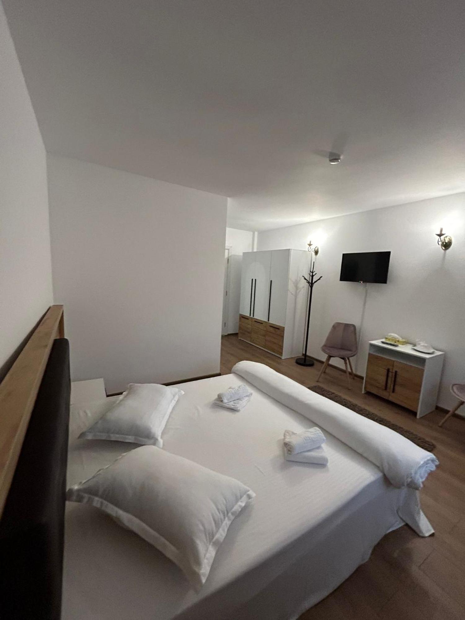 Hotel Complex Zeus à Leresti Extérieur photo