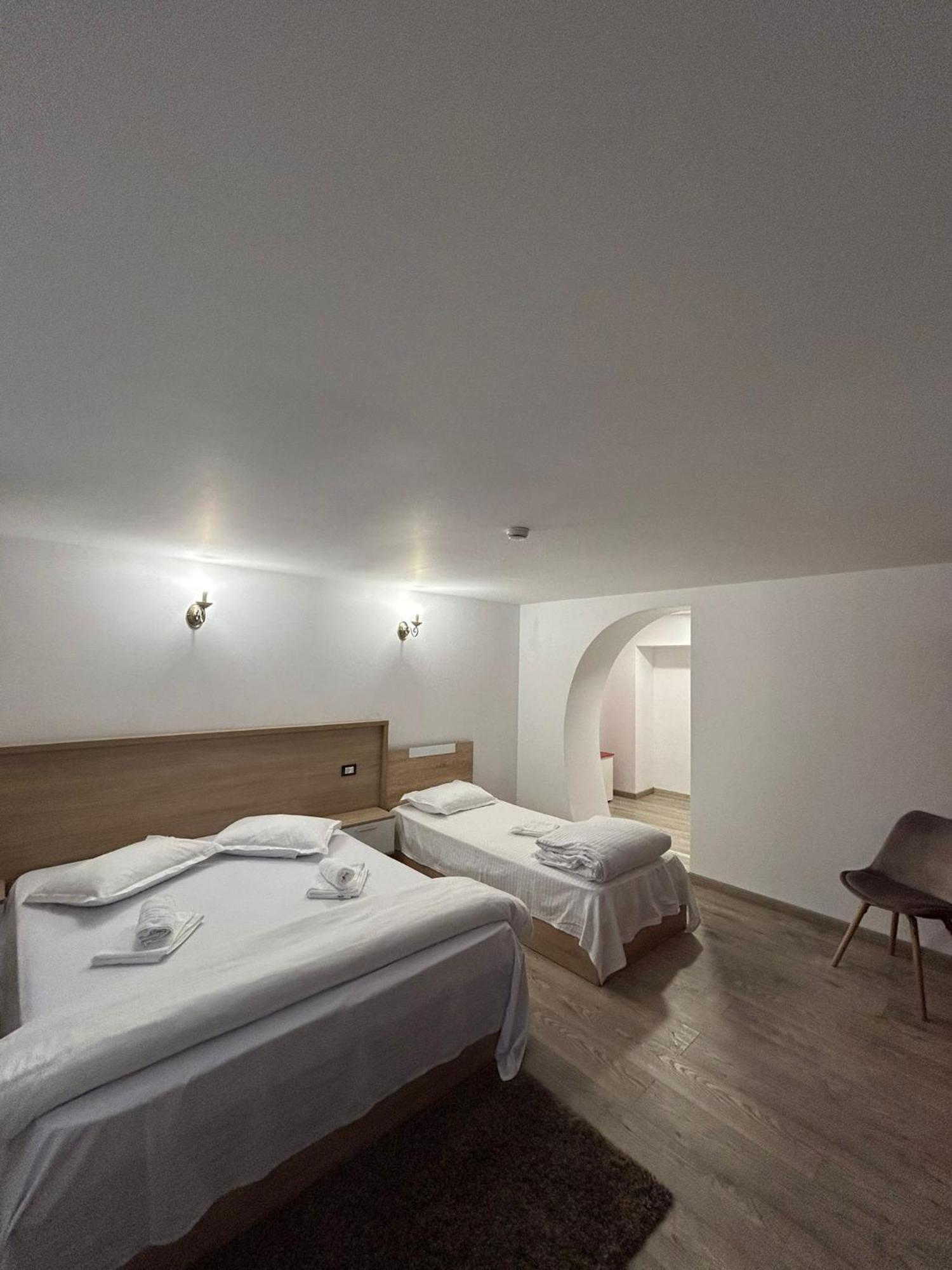 Hotel Complex Zeus à Leresti Extérieur photo